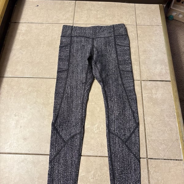 Lululemon Tight Stuff Tight II Alpine White Black Scallop Reflective Leggings