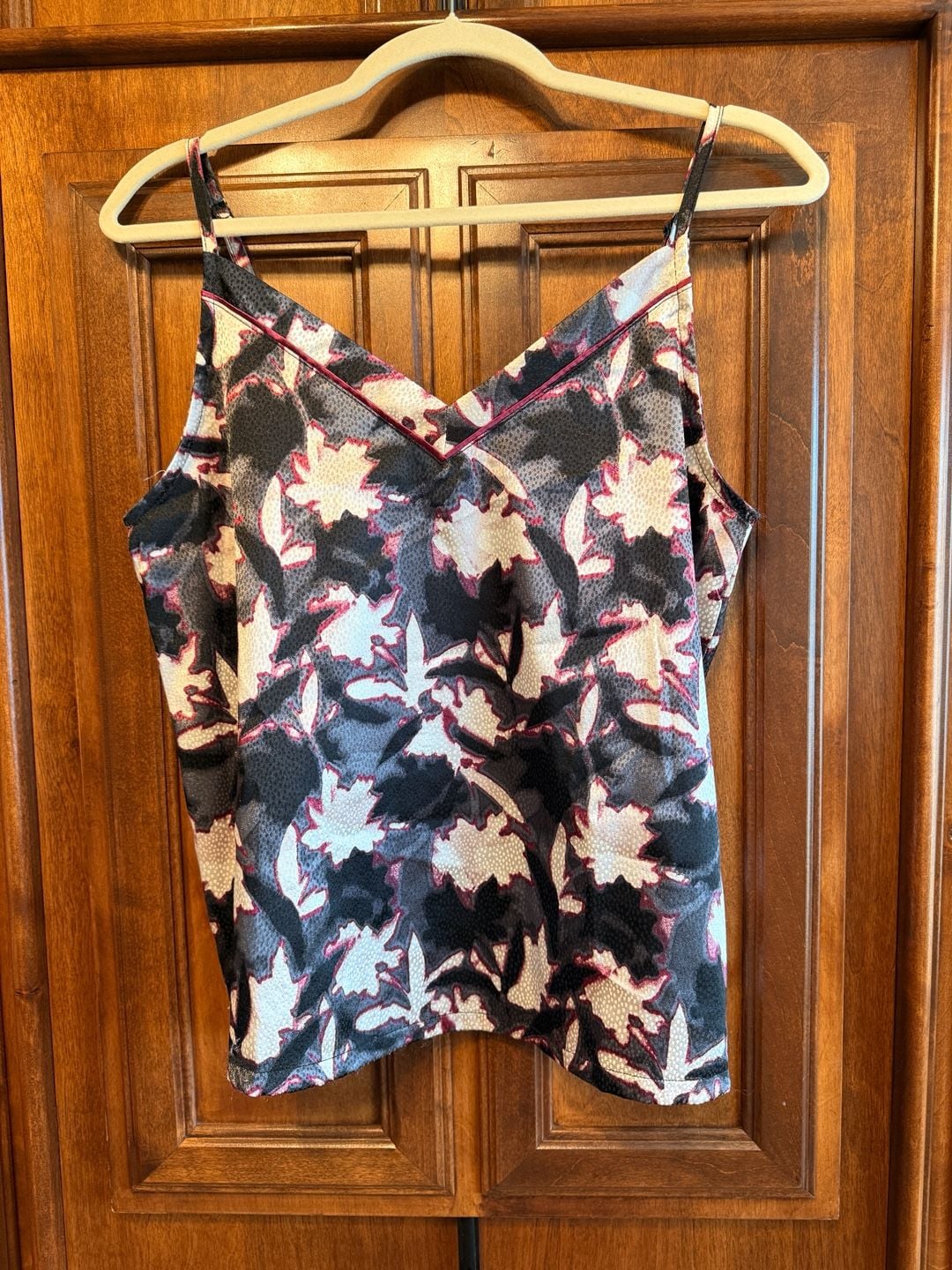BCBGMAXAZRIA Women's Sleeveless Floral Print V-Neck Cami Tank Top - Size M 4