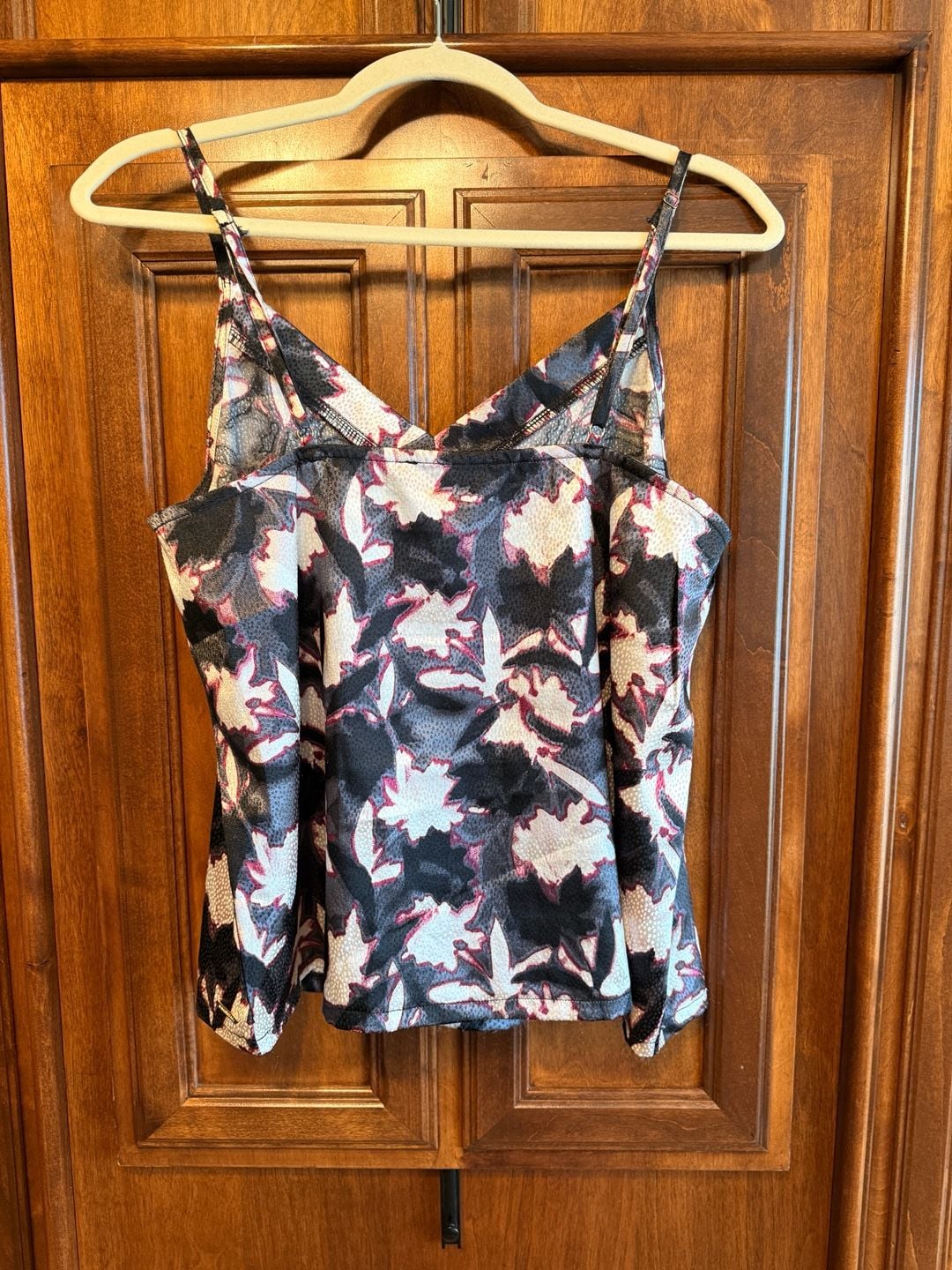 BCBGMAXAZRIA Women's Sleeveless Floral Print V-Neck Cami Tank Top - Size M 3