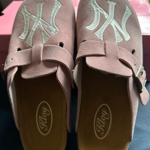 Kloy Yorkies Pink Suede NY Yankees Embroidered Clogs Size 7 Womens