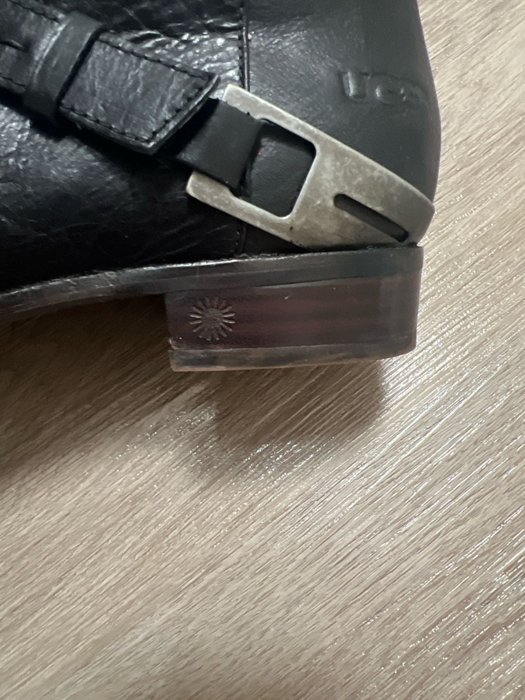 UGG 18