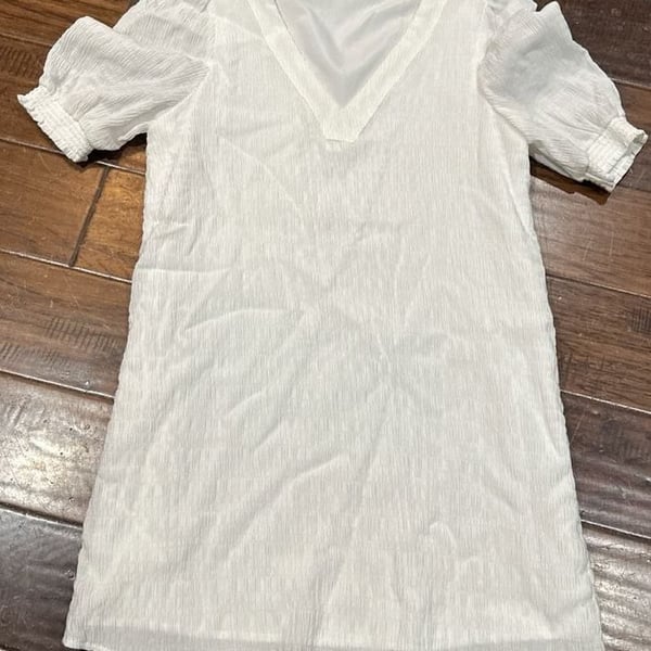 BB Dakota by Steve Madden Fields of Gold White Textured V-Neck Puff Sleeve