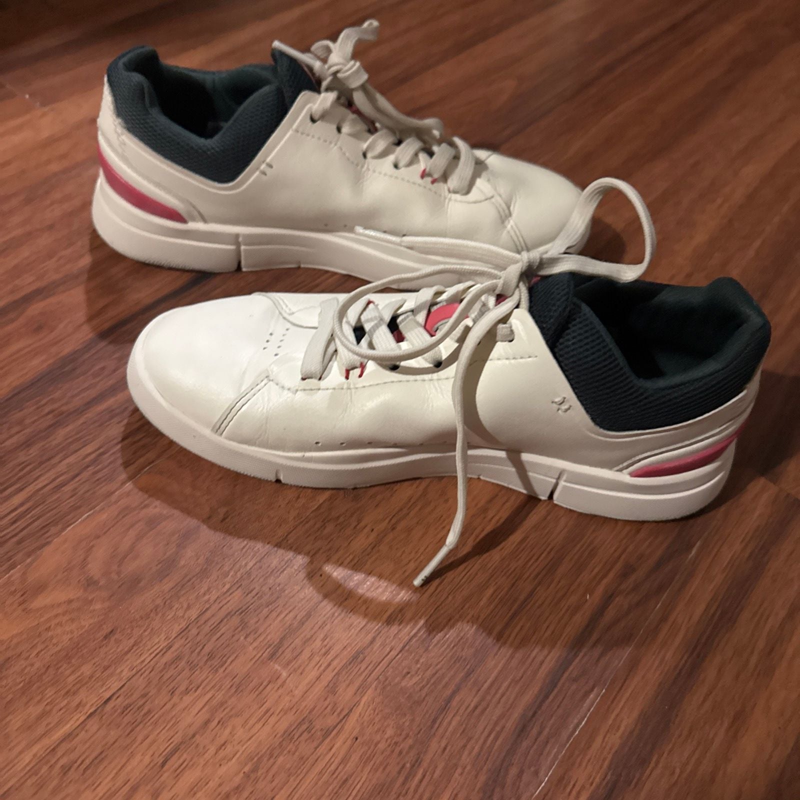 On Running Roger size 7 women’s 4