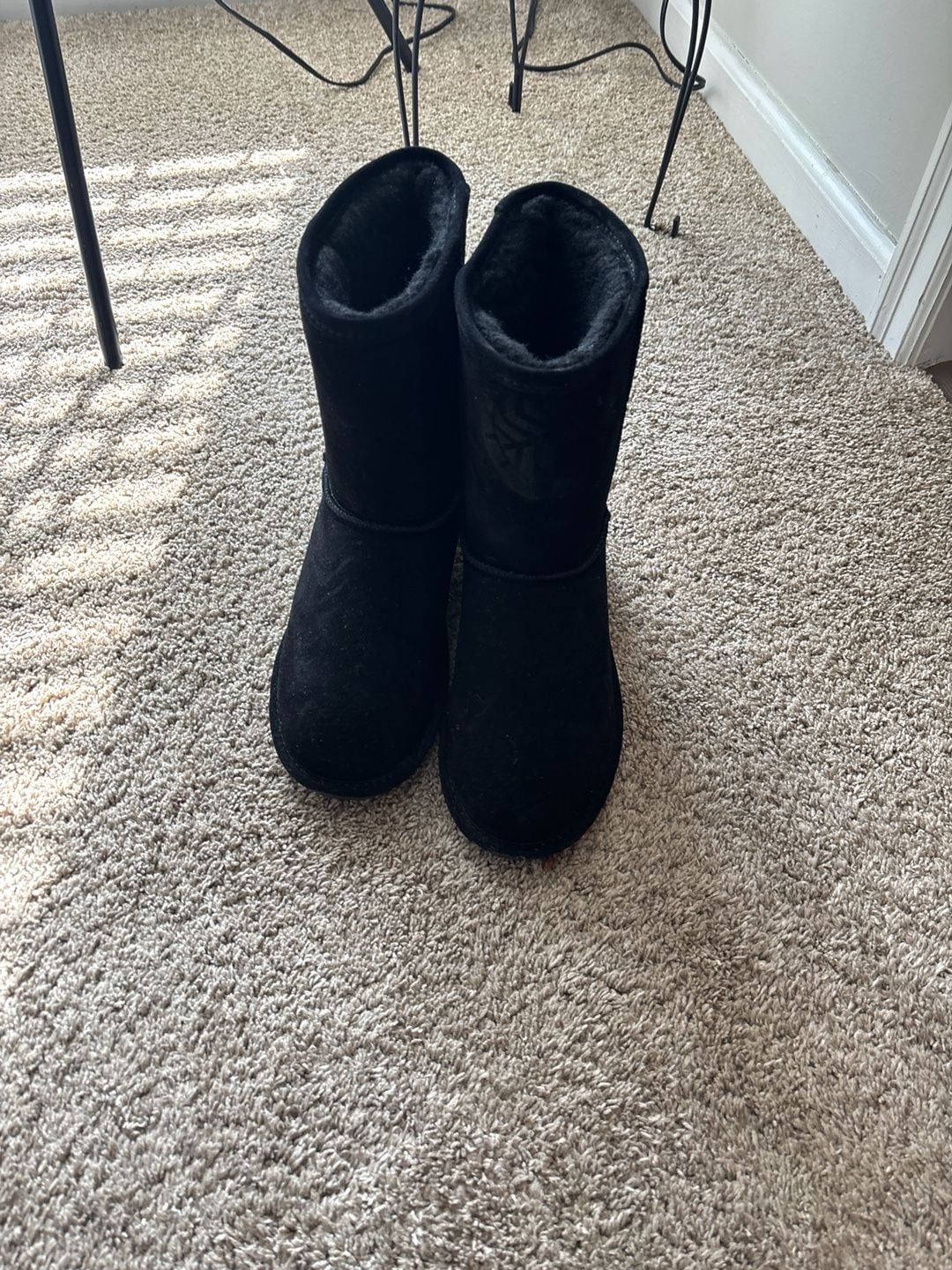 Bearpaw Women's Emma Short Black Suede Sheepskin Fur Lined Boots Size 9 2