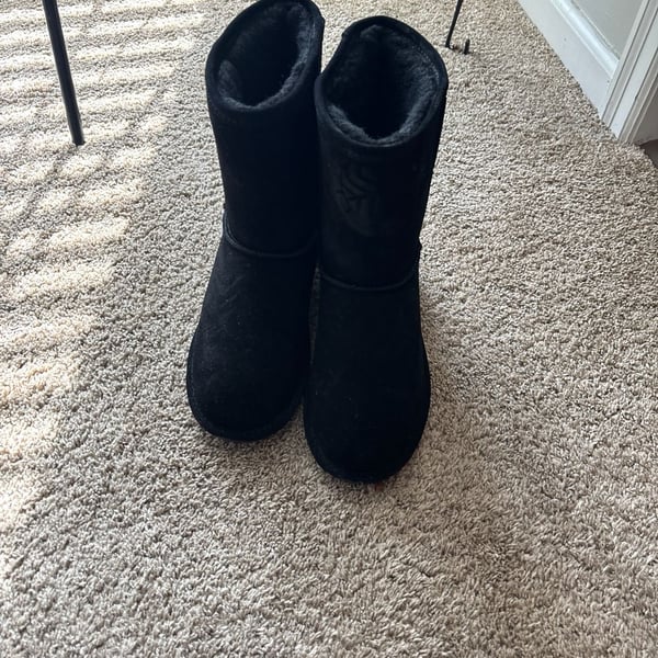 Bearpaw Women's Emma Short Black Suede Sheepskin Fur Lined Boots Size 9