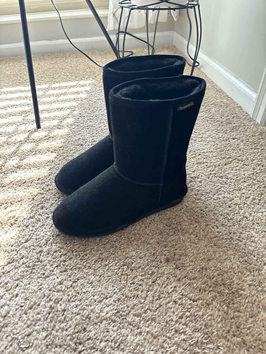 Bearpaw Women's Emma Short Black Suede Sheepskin Fur Lined Boots Size 9 3
