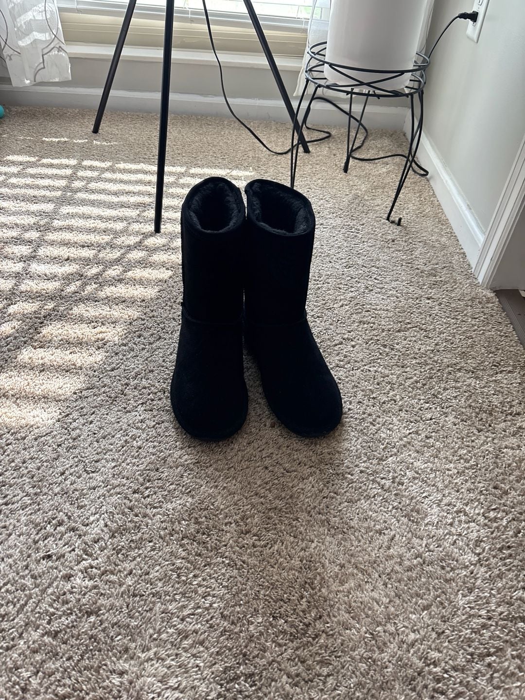 Bearpaw Women's Emma Short Black Suede Sheepskin Fur Lined Boots Size 9 6