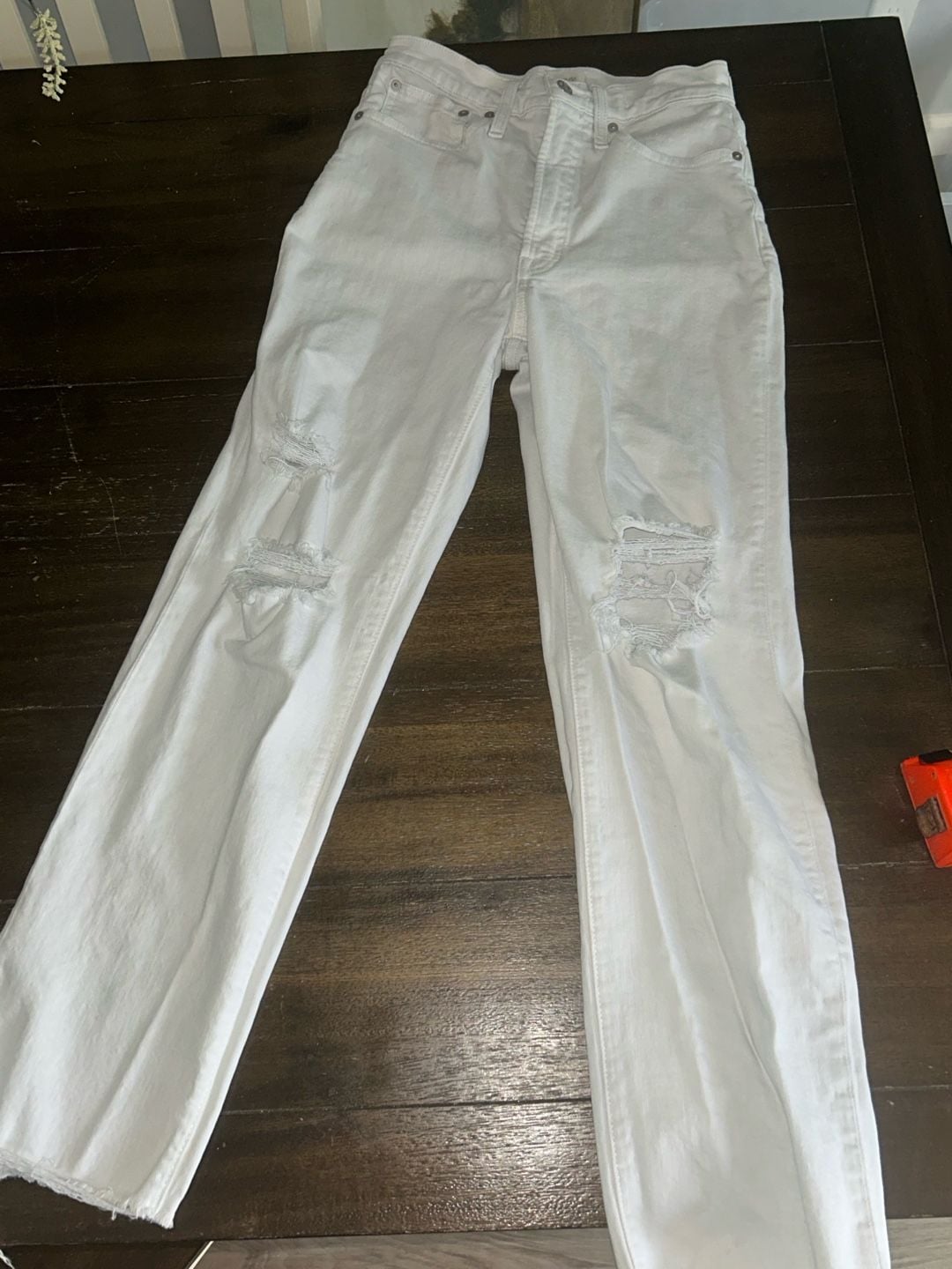 Madewell The Perfect Vintage Straight Jean in White with Distressed Knees and Raw Hem Size 25 2