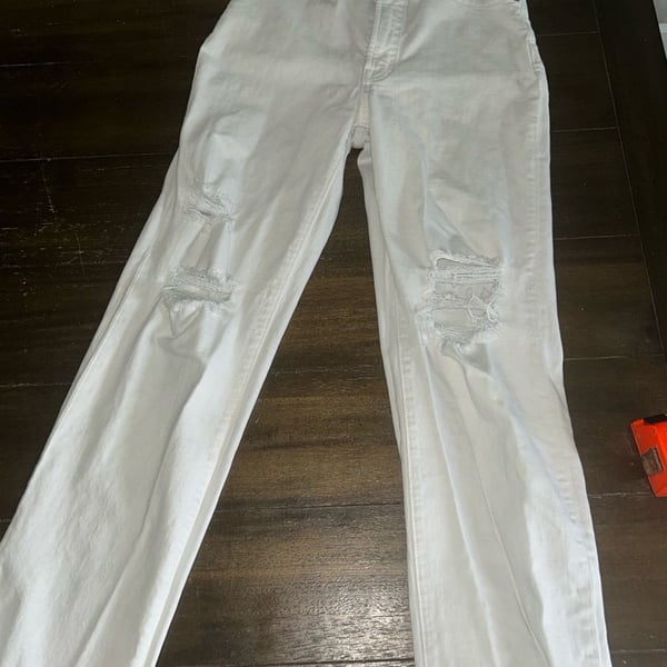Madewell The Perfect Vintage Straight Jean in White with Distressed Knees and Raw Hem Size 25