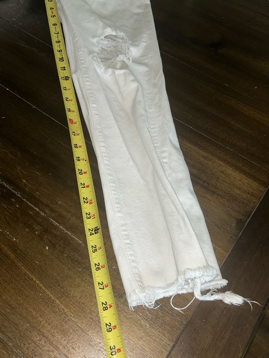 Madewell The Perfect Vintage Straight Jean in White with Distressed Knees and Raw Hem Size 25 7