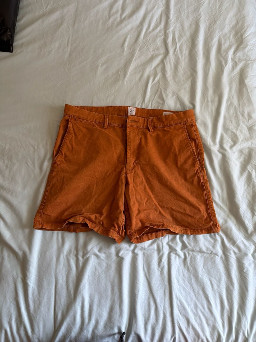 Gap Men's Essential Khaki 7-inch Shorts in Burnt Orange 1