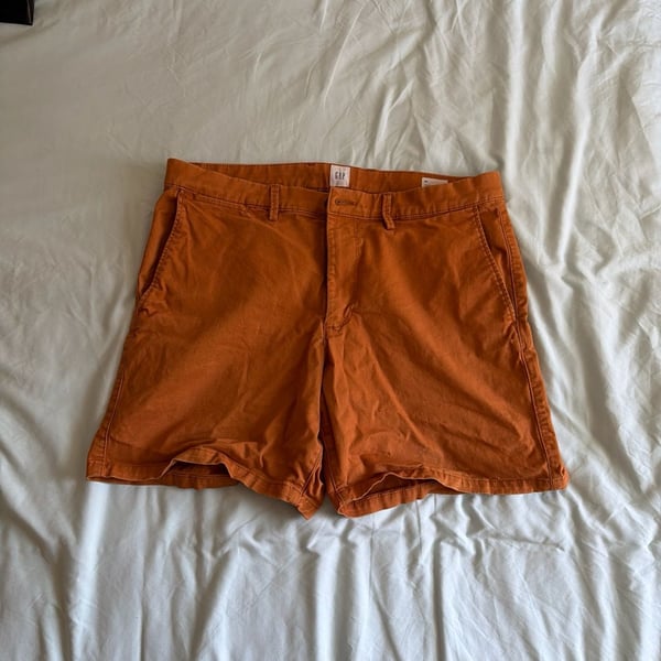 Gap Men's Essential Khaki 7-inch Shorts in Burnt Orange