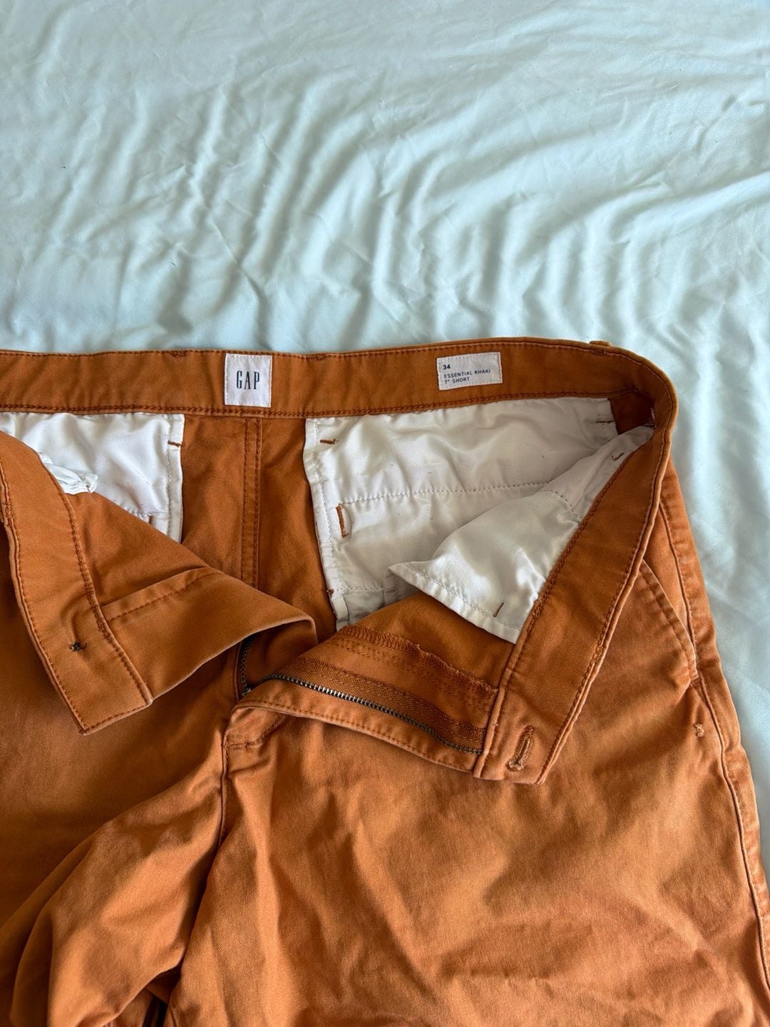 Gap Men's Essential Khaki 7-inch Shorts in Burnt Orange 2
