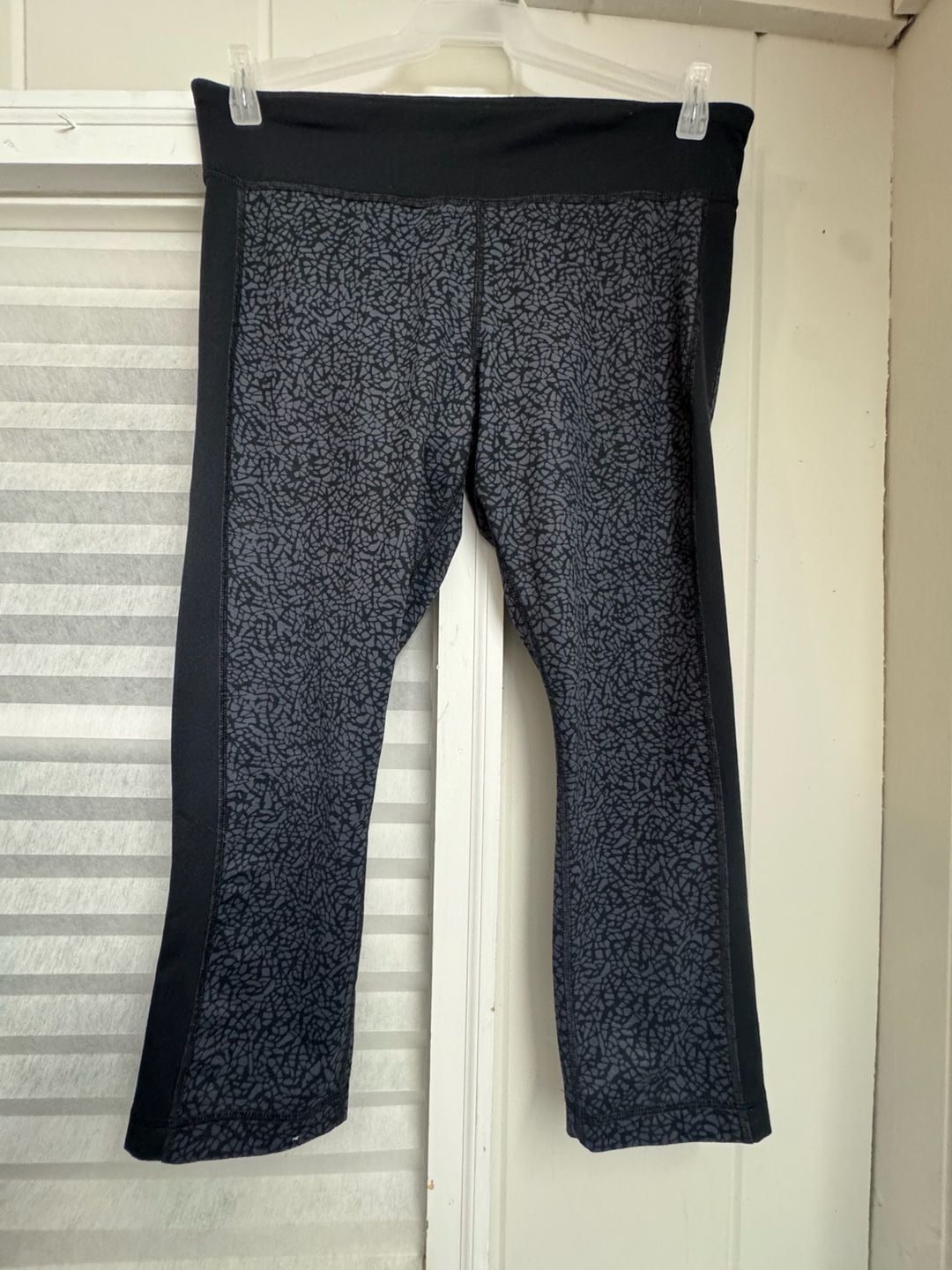 Under Armour Women's HeatGear Printed Crop Leggings Black/Gray 2
