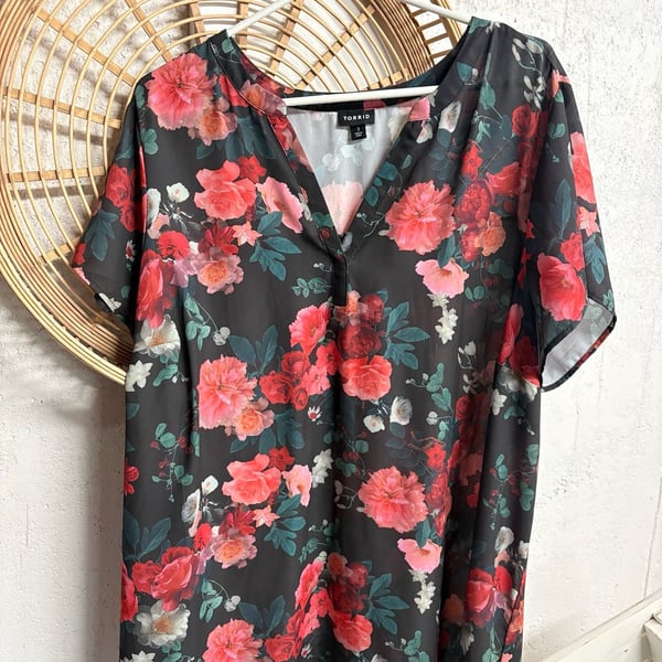 Torrid Black Rose Floral Georgette Short Sleeve Hi-Low Tunic Blouse Size 3