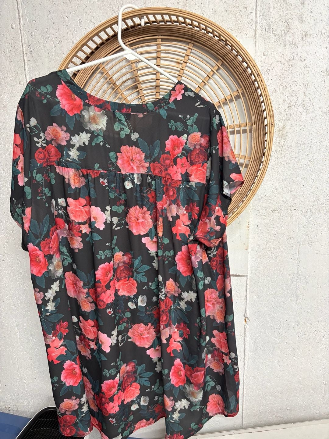 Torrid Black Rose Floral Georgette Short Sleeve Hi-Low Tunic Blouse Size 3 2