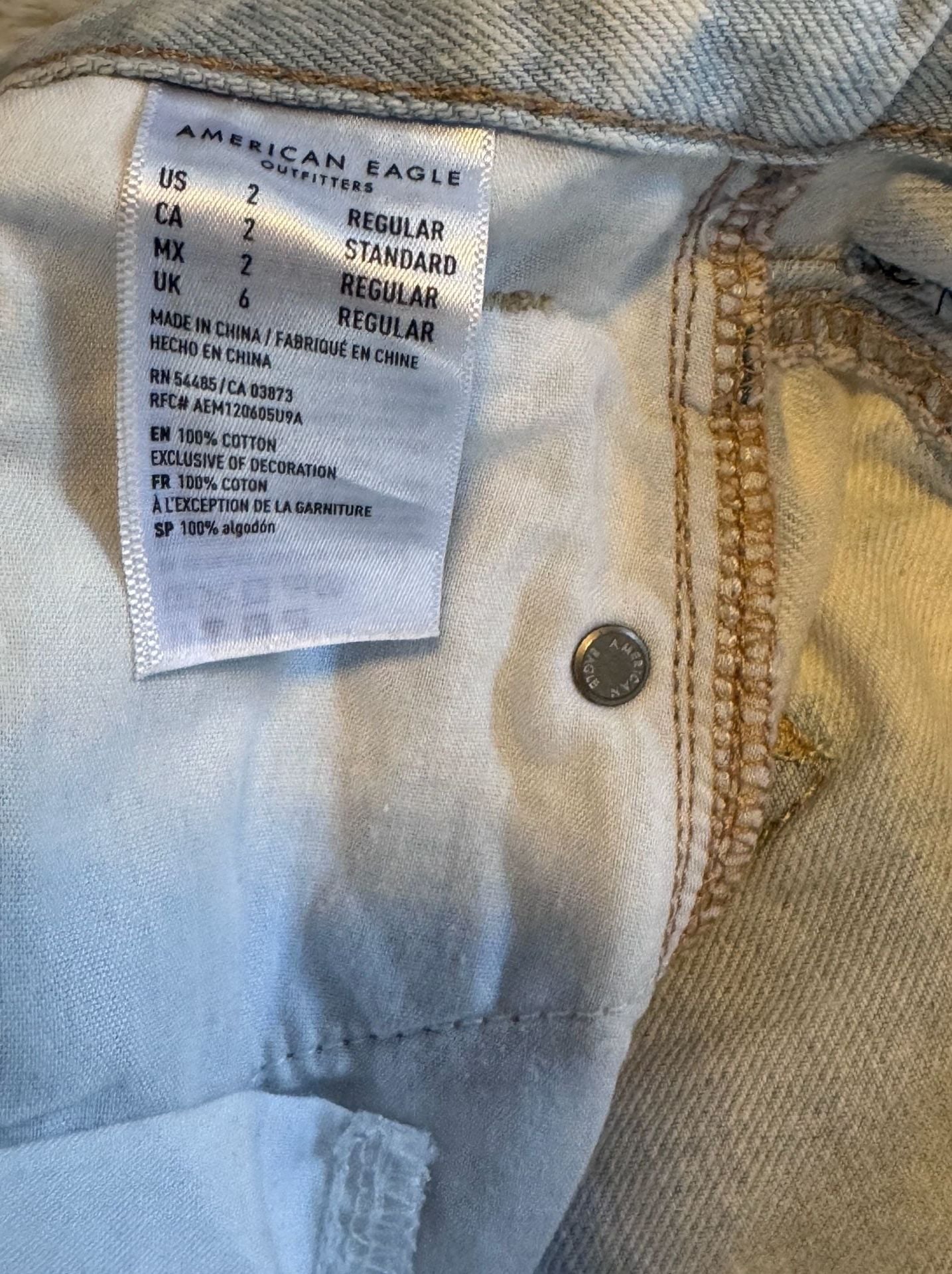 American Eagle Outfitters High-Rise Distressed Mom Jeans Size 2 6