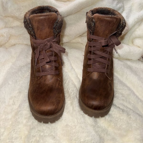 Brown Lace-Up Ankle Boots with Knit Cuff Bullboxer