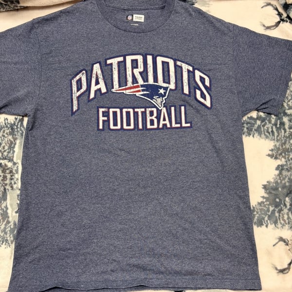 New England Patriots NFL Team Apparel Men's Large Heather Blue Graphic T-Shirt