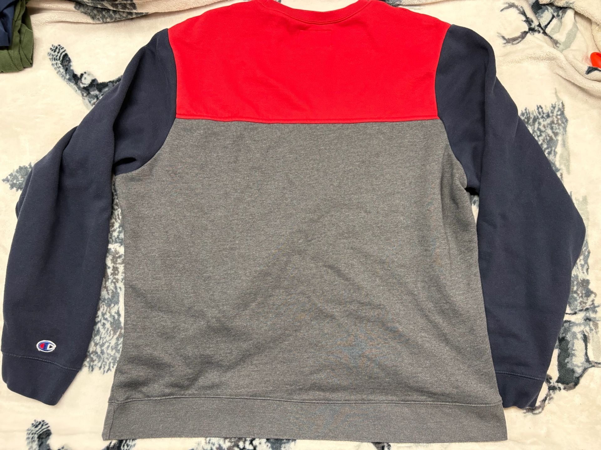 Champion long sleeve Crewneck sweatshirt. Fantastic... 5