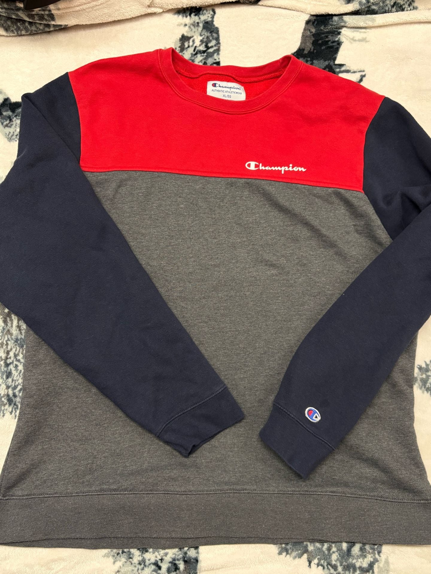 Champion long sleeve Crewneck sweatshirt. Fantastic... 1