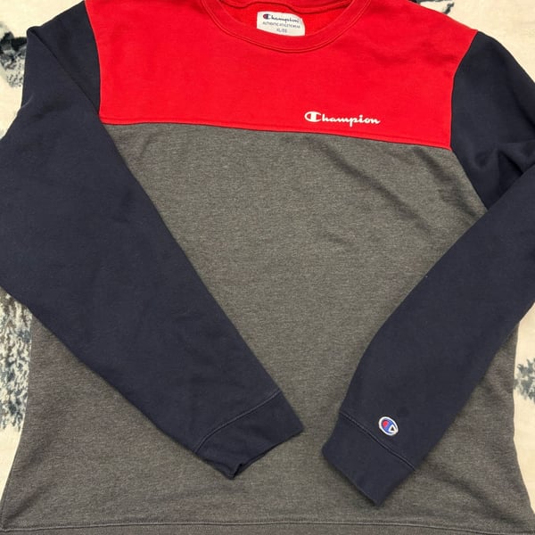 Champion long sleeve Crewneck sweatshirt. Fantastic...