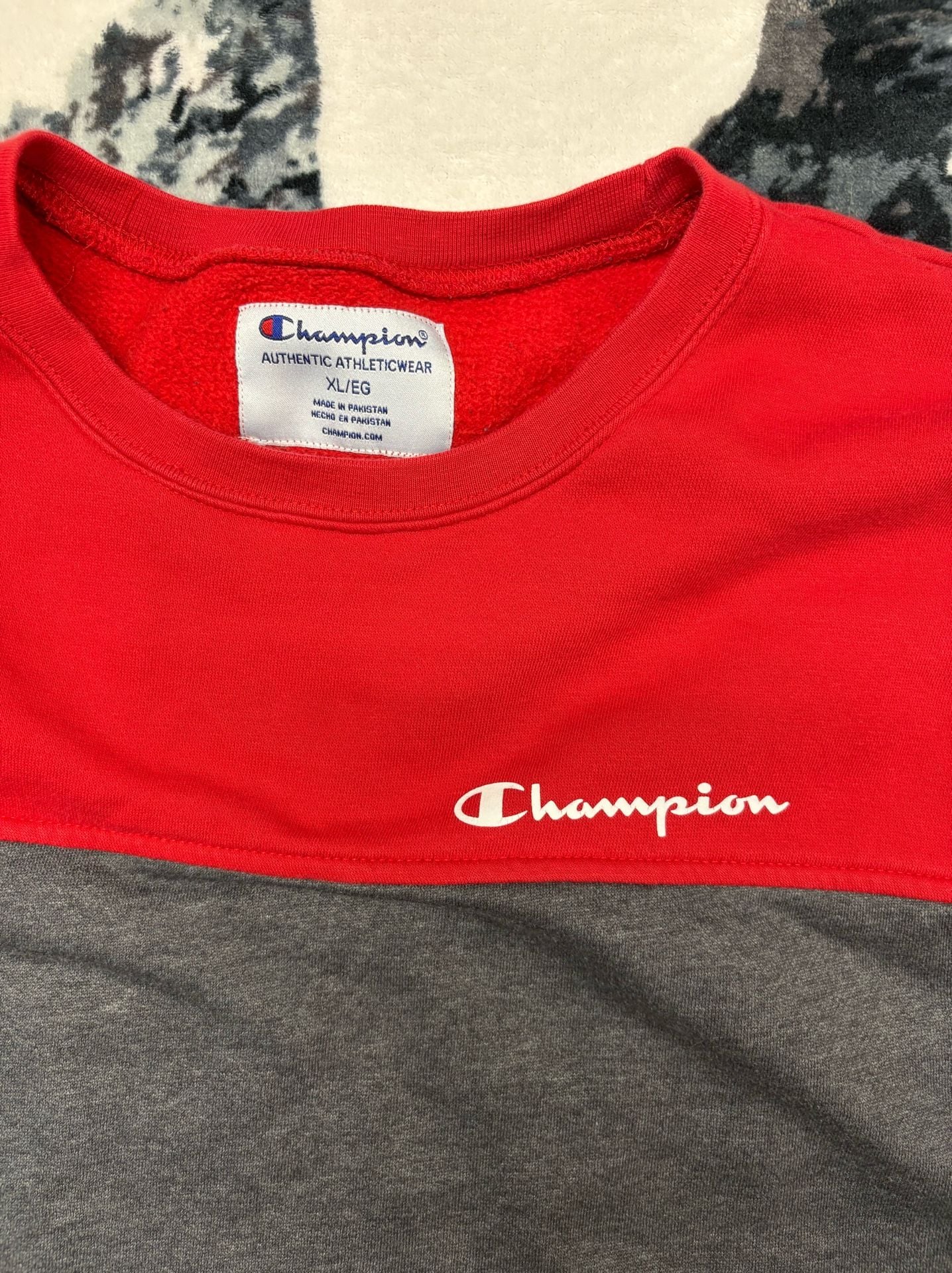 Champion long sleeve Crewneck sweatshirt. Fantastic... 2