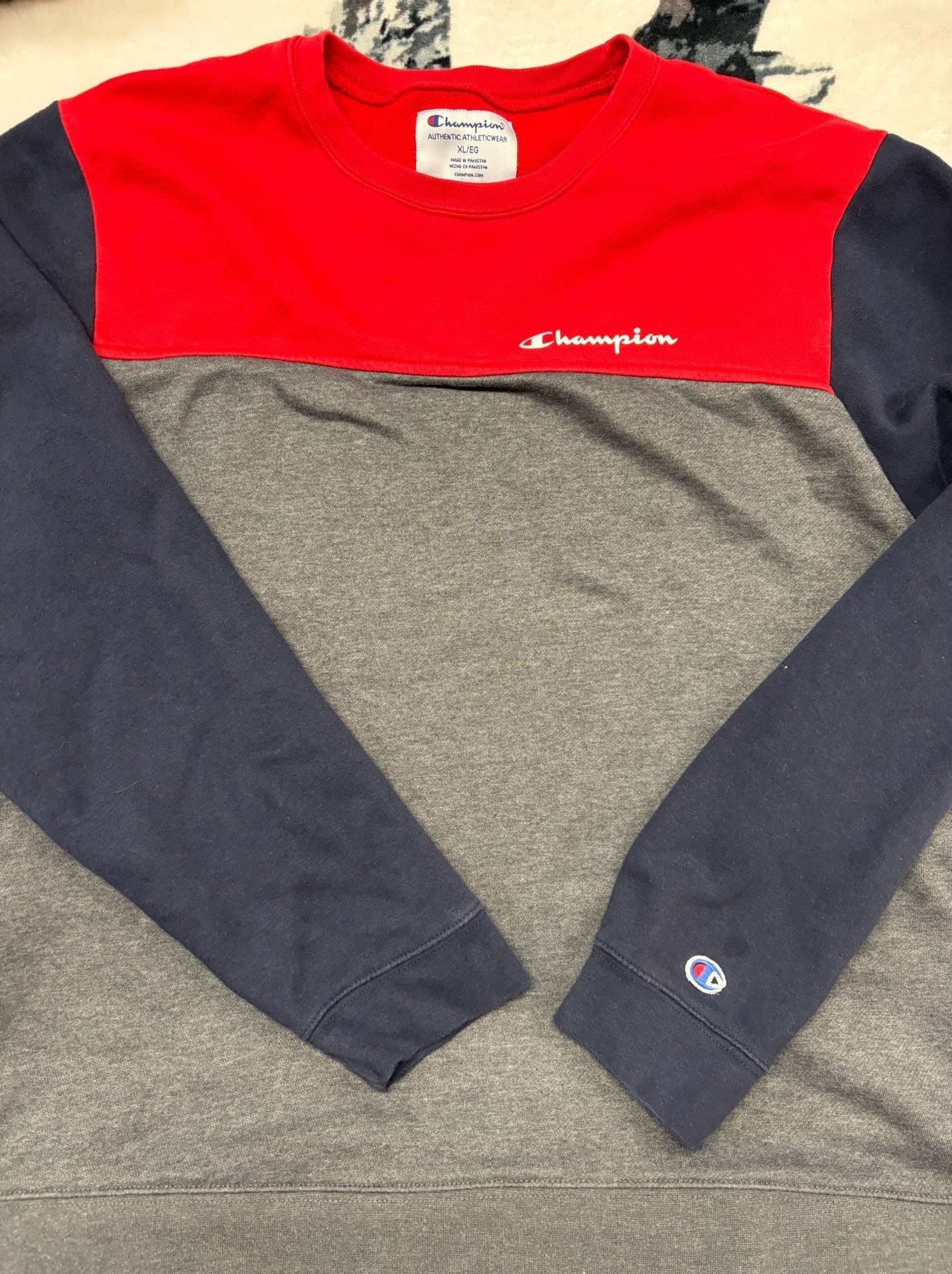 Champion long sleeve Crewneck sweatshirt. Fantastic... 3