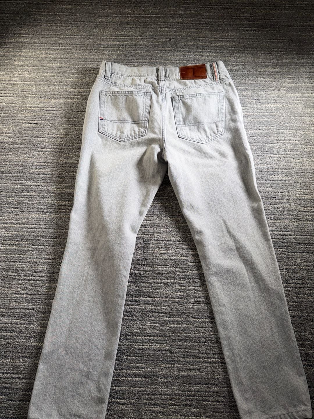 Tommy Hilfiger Men's 30x30 Straight Fit Jeans Light Wash Gray Bleach 9