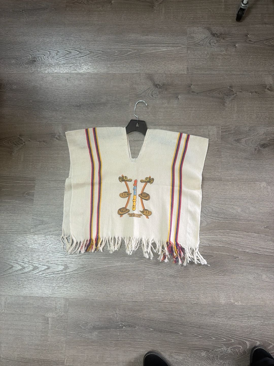 Patrimonio Nacional Colombia White Fringe Souvenir Poncho 2