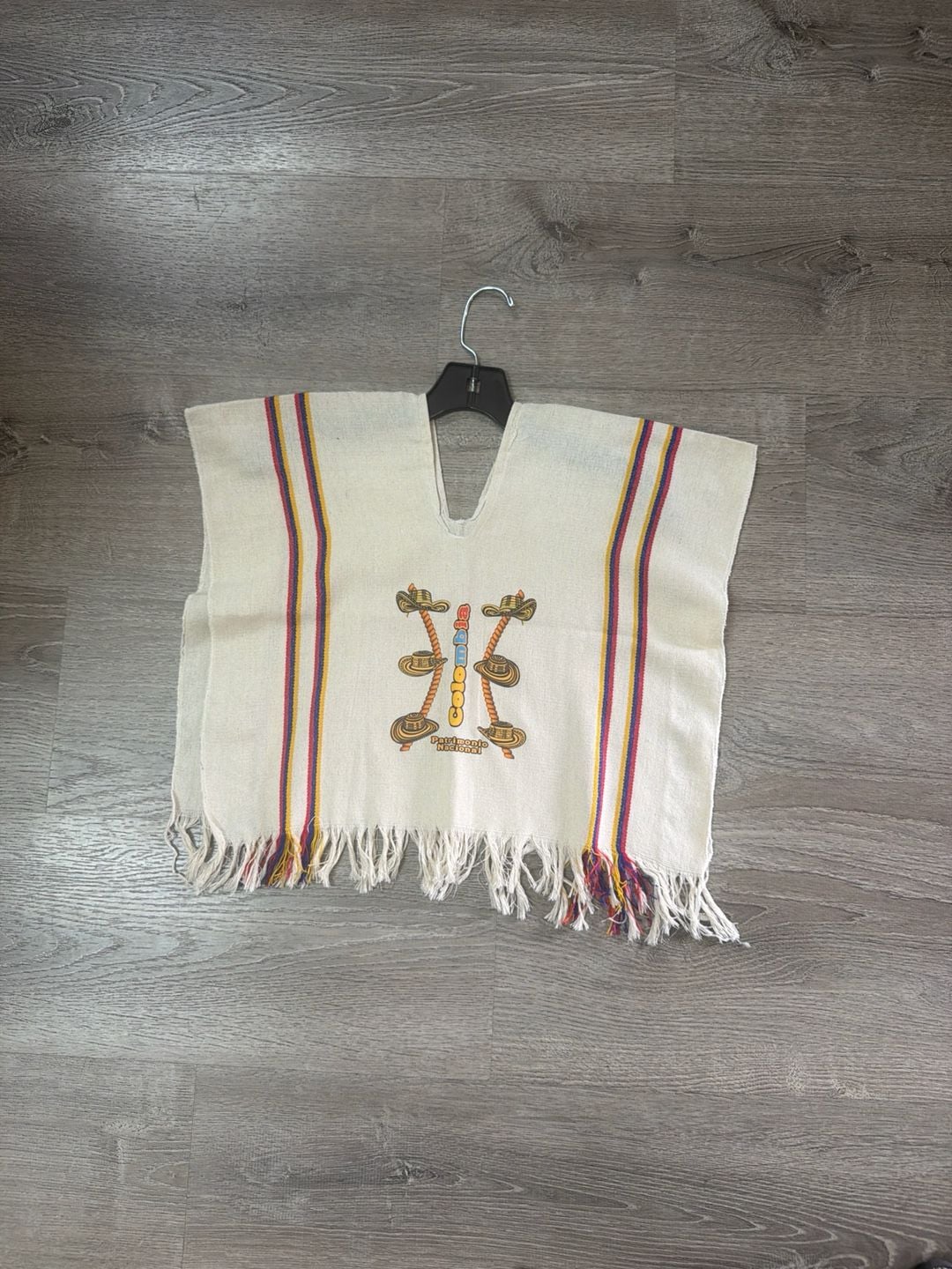 Patrimonio Nacional Colombia White Fringe Souvenir Poncho 4