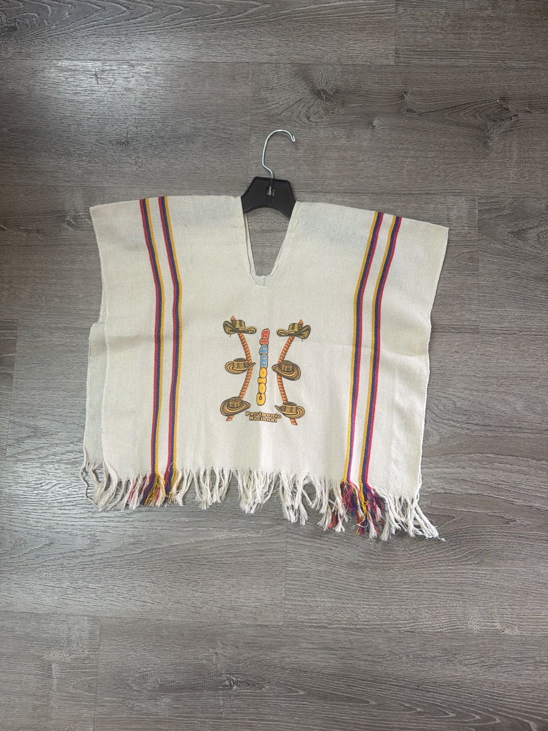 Patrimonio Nacional Colombia White Fringe Souvenir Poncho 5