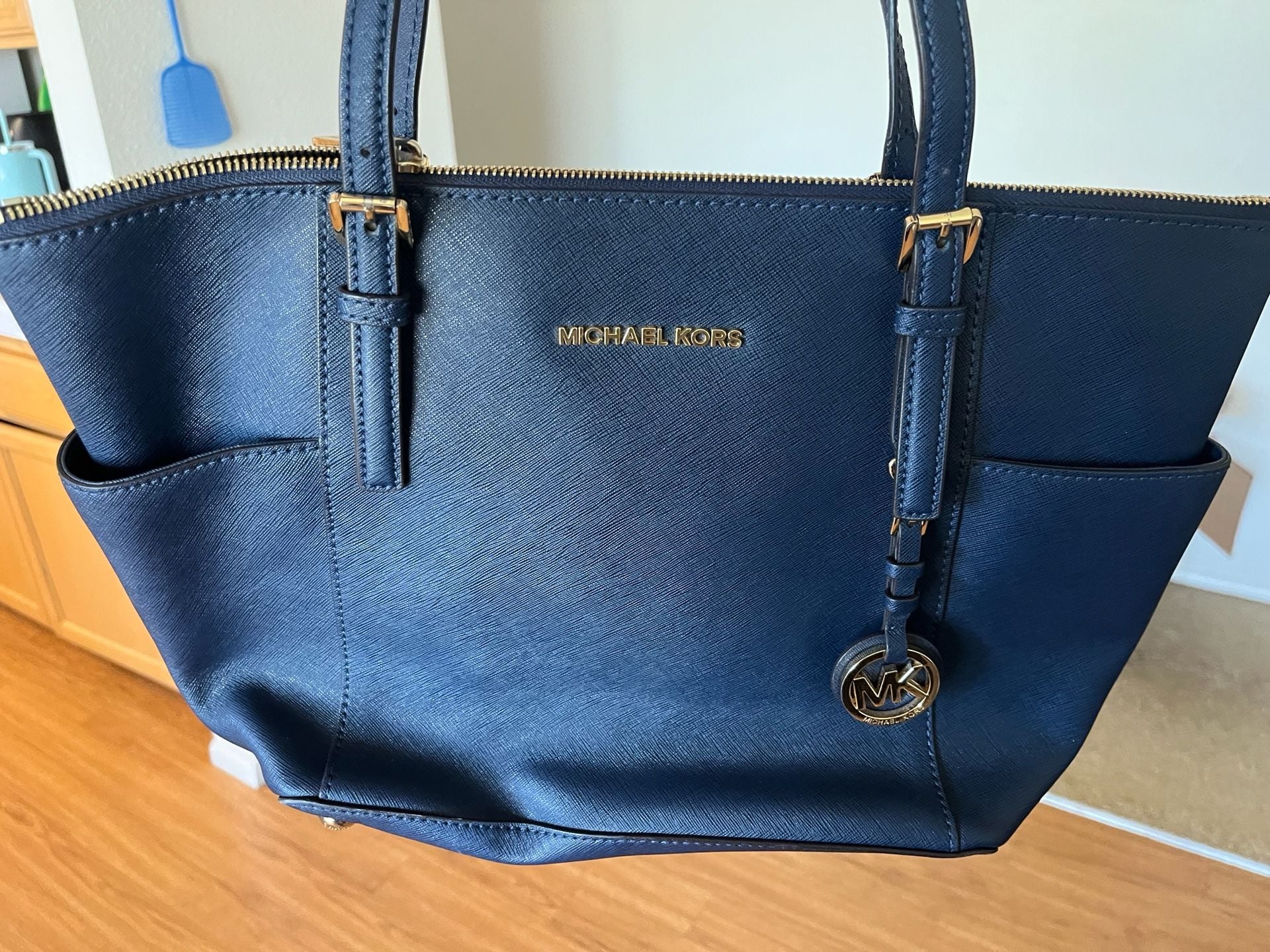 Michael Kors Jet Set Medium Top-Zip Saffiano Leather Tote in Admiral Blue 2