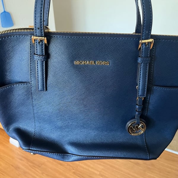 Michael Kors Jet Set Medium Top-Zip Saffiano Leather Tote in Admiral Blue