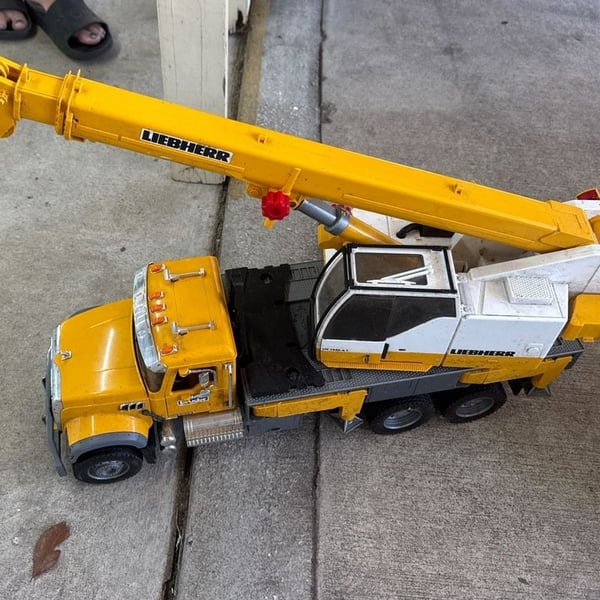 Bruder 02818 MACK Granite Liebherr Crane Truck 1:16 Scale