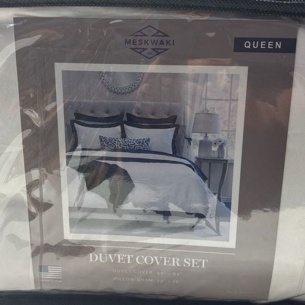 Meskwaki White and Navy Hotel Border Queen Duvet Cover Set