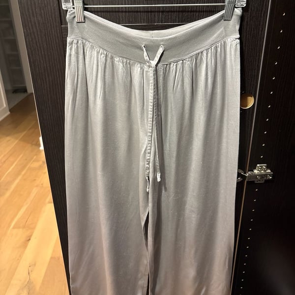 PJ Harlow 2-Piece Satin Lounge Set Laura Tank and Jolie Capri Pants in Silver