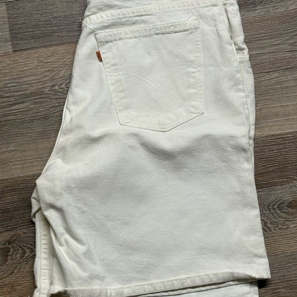 Vintage Levi's 922 Orange Tab White Denim Shorts, Size 16 (XL) — Made in USA