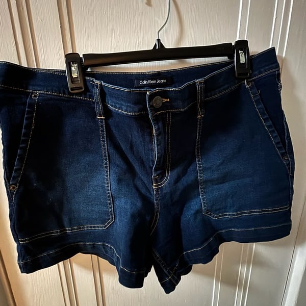 Calvin Klein Jeans Women's High Rise Dark Wash Utility Denim Shorts Size 32