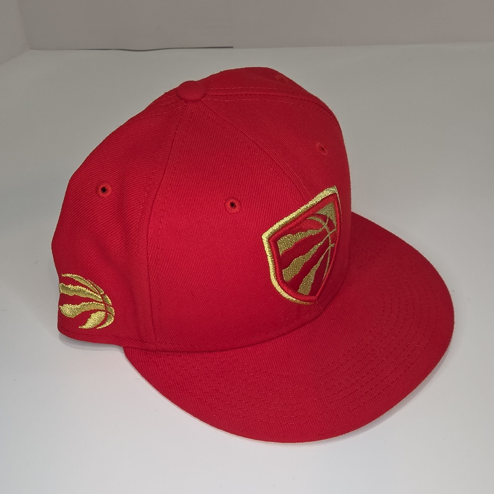 New Era Toronto Raptors NBA 59FIFTY Fitted Hat Red Gold Shield Logo Size 7 5/8 4