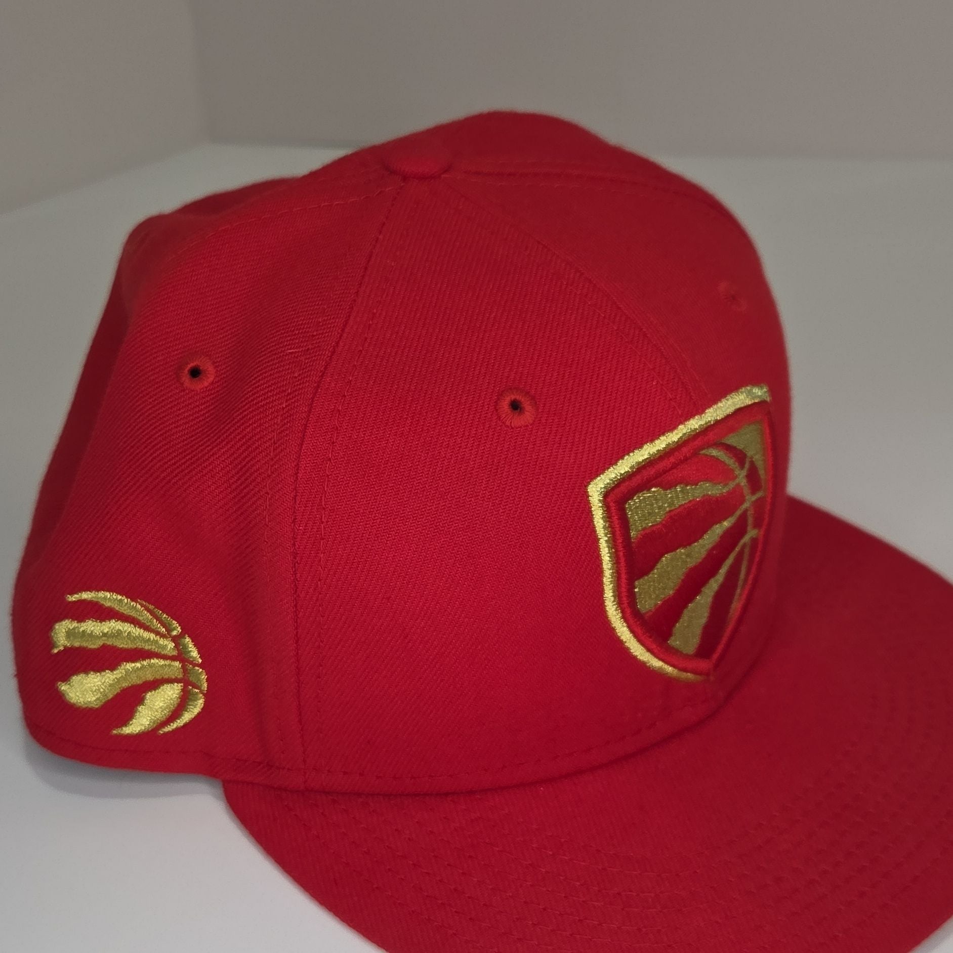 New Era Toronto Raptors NBA 59FIFTY Fitted Hat Red Gold Shield Logo Size 7 5/8 9