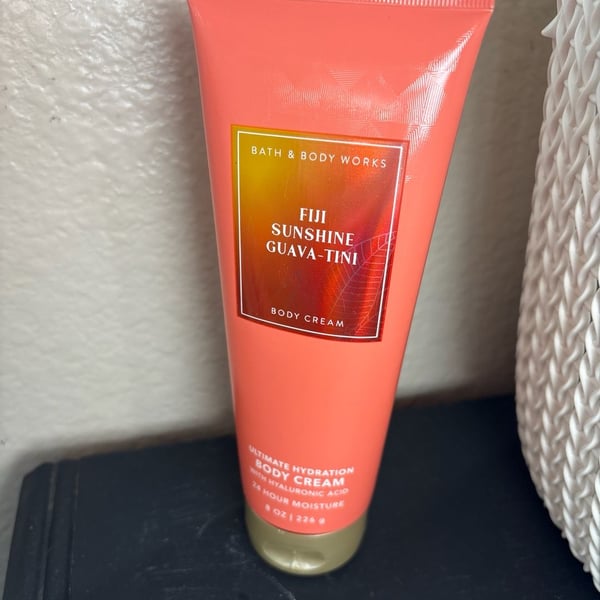 Bath & Body Works Fiji Sunshine Guava-Tini Ultimate Hydration Body Cream 8 oz