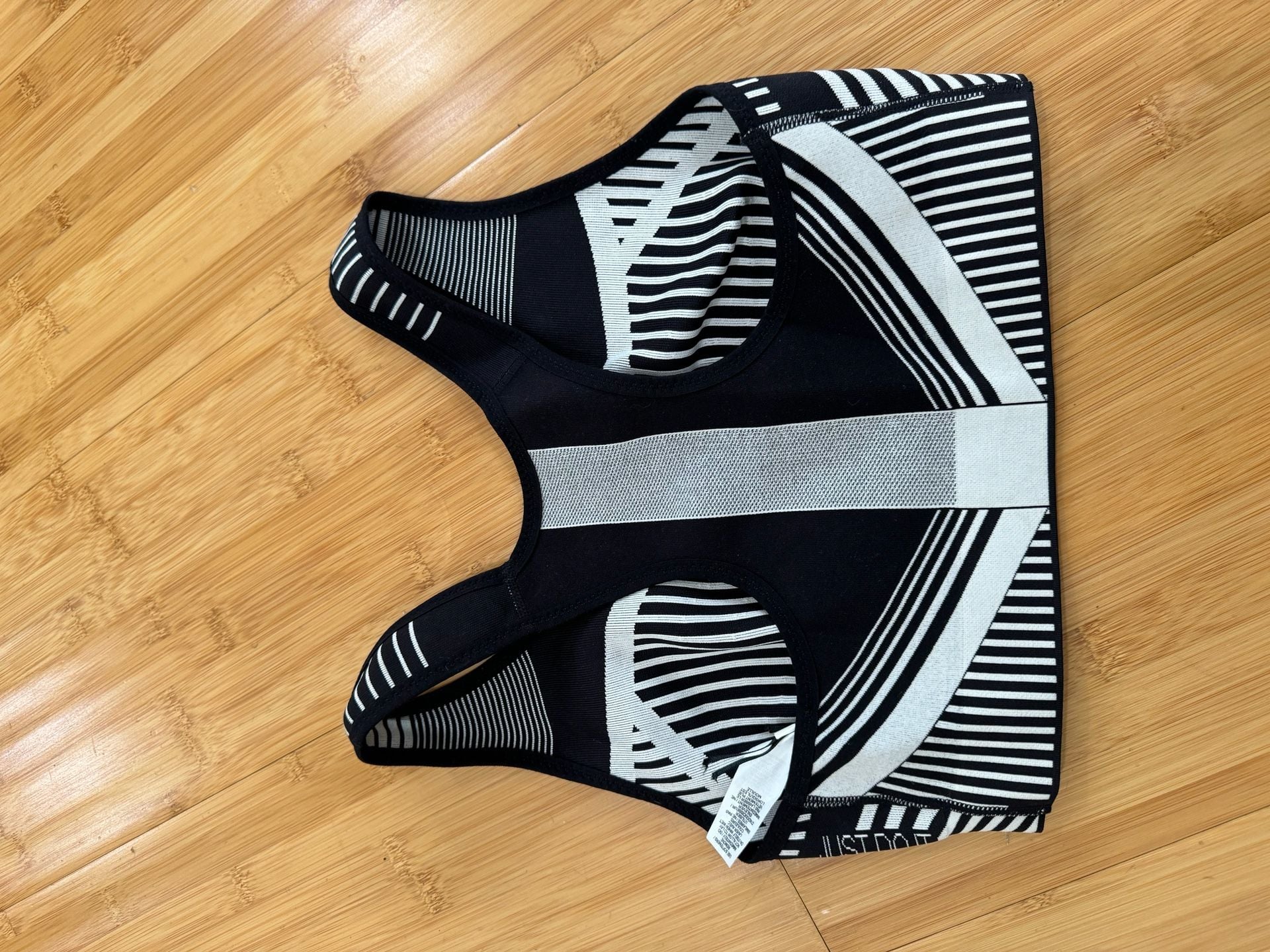 Nike Fe/Nom Flyknit High-Support Women's Sports Bra Black/White Stripe 2