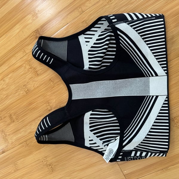 Nike Fe/Nom Flyknit High-Support Women's Sports Bra Black/White Stripe