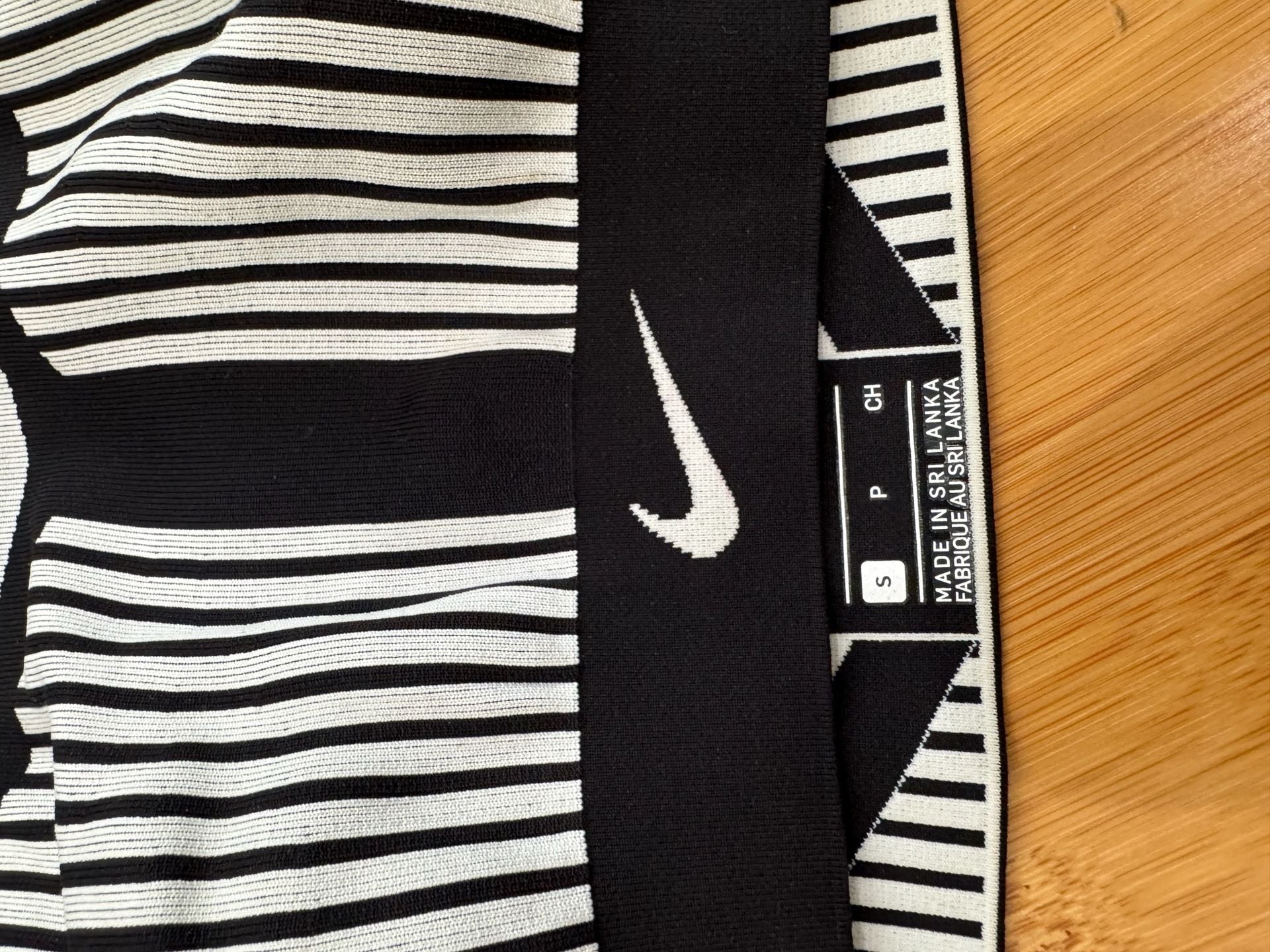 Nike Fe/Nom Flyknit High-Support Women's Sports Bra Black/White Stripe 3