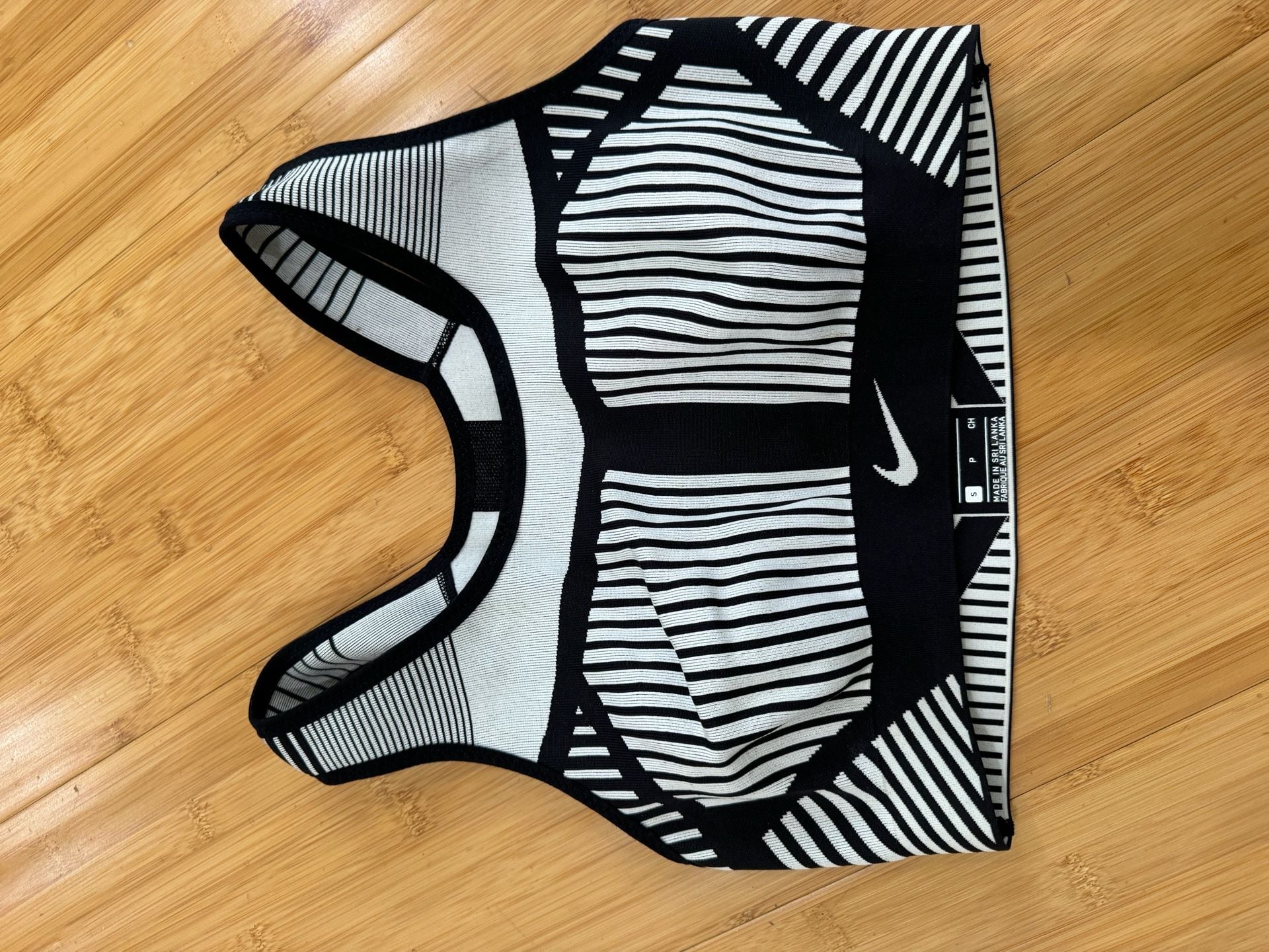 Nike Fe/Nom Flyknit High-Support Women's Sports Bra Black/White Stripe 4