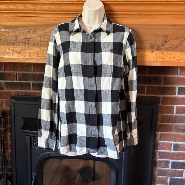 Duluth Trading Co. Women's Black and White Buffalo Plaid Free Swingin' Flannel Shirt Size M