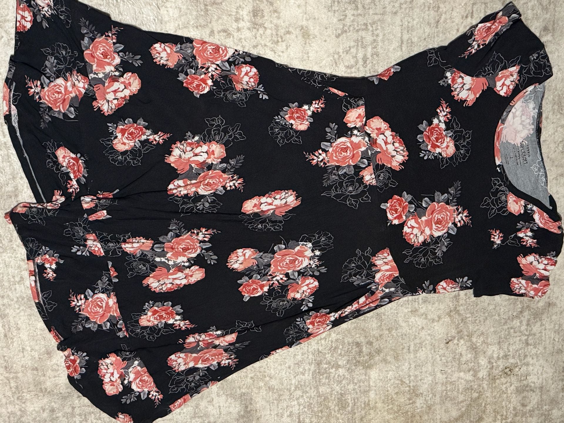 Torrid super soft knits black lace bell sleeve floral flowy vneck shirt size 2 2