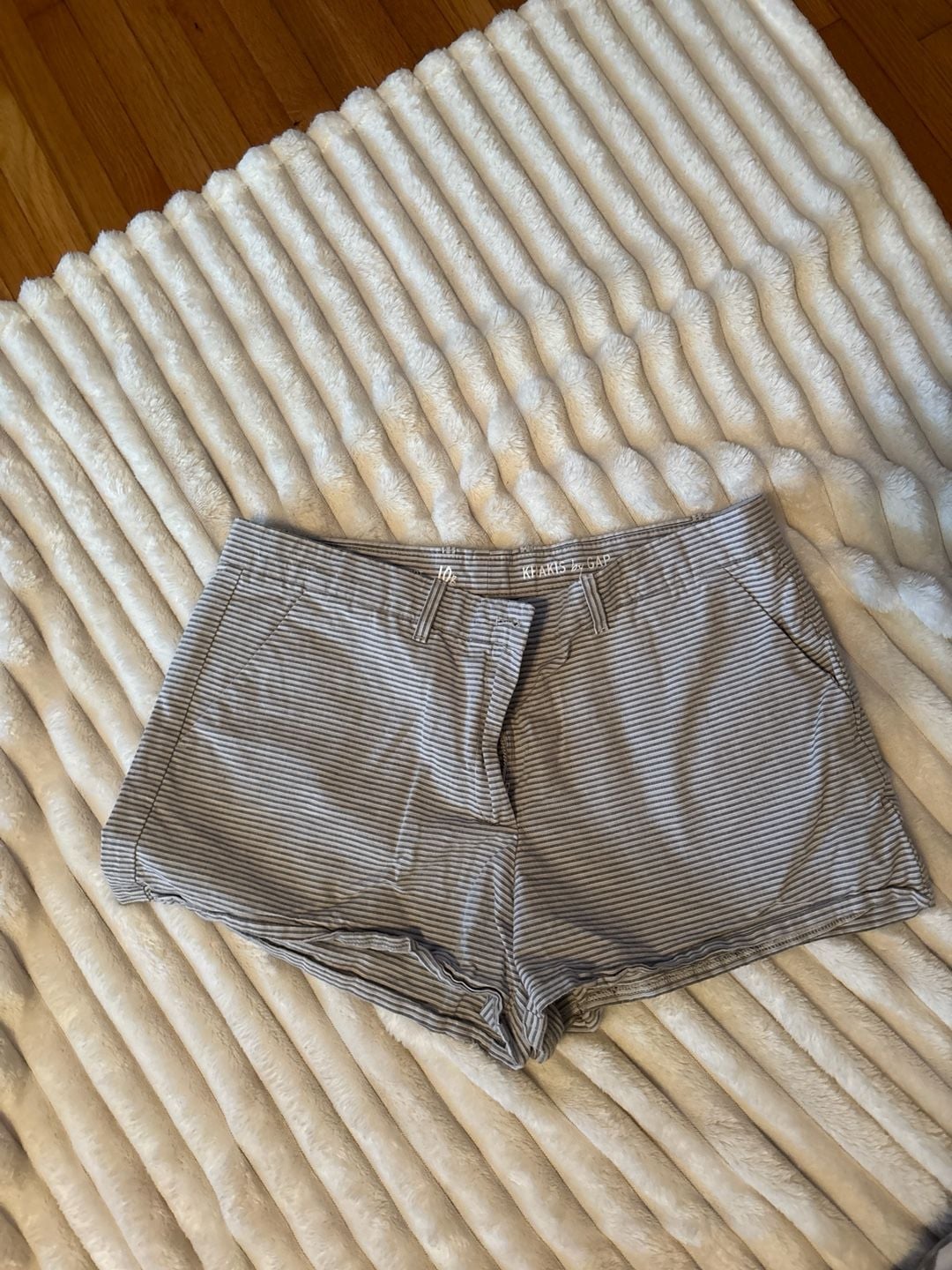 GAP Striped Khaki Chino Shorts Women's Size 10 Regular 1