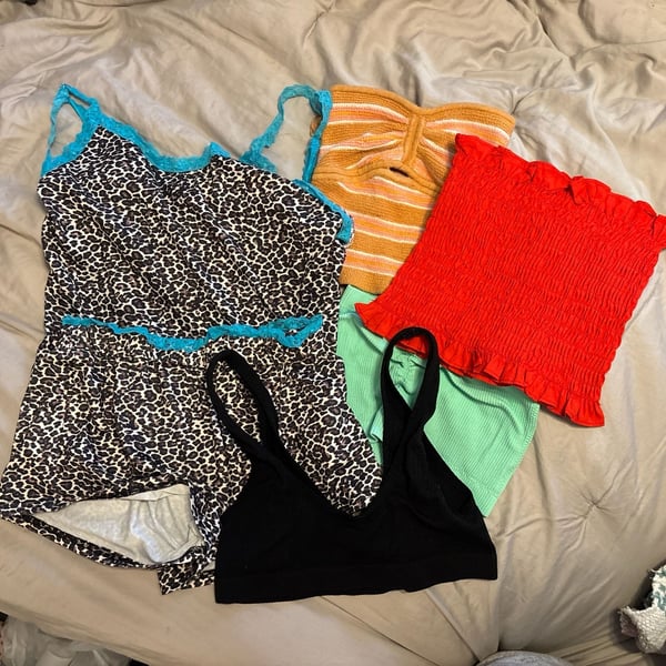 F: Lot of 7 items Women's lounge and crops 
